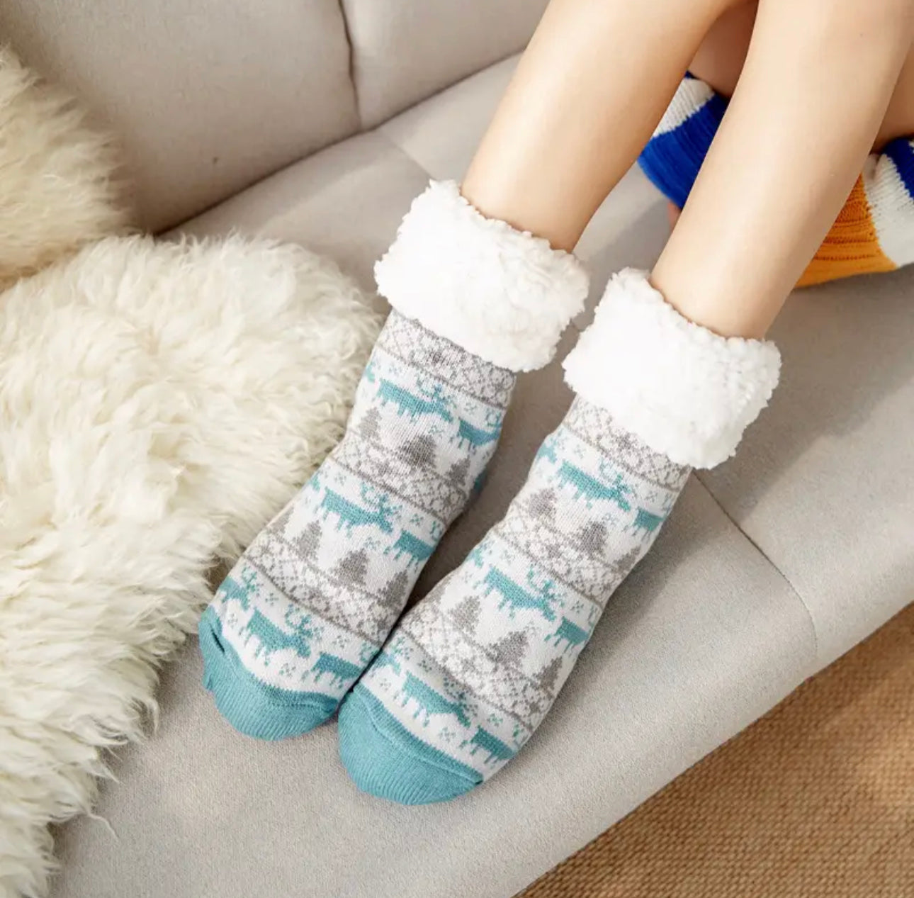 Dicke Fuzzy-Socken mit winterlichem Design