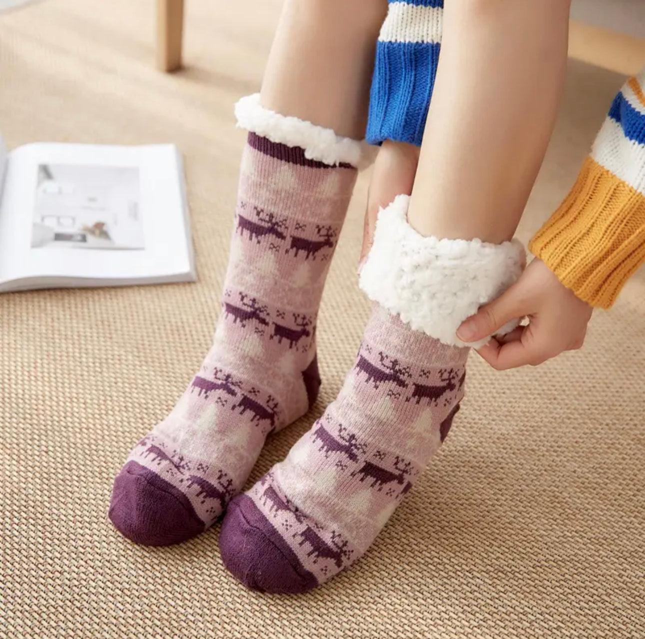Dicke Fuzzy-Socken mit winterlichem Design