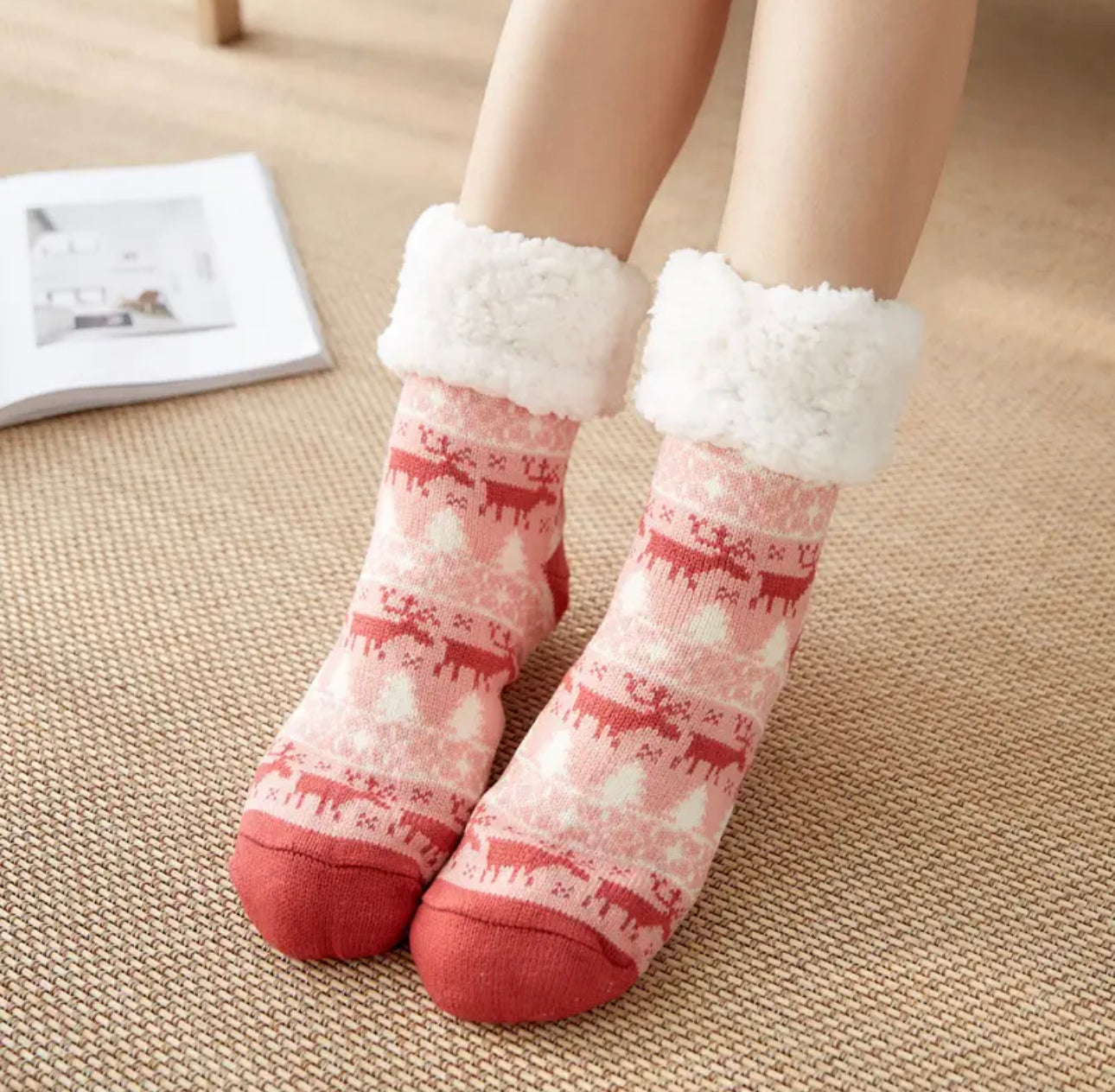 Dicke Fuzzy-Socken mit winterlichem Design