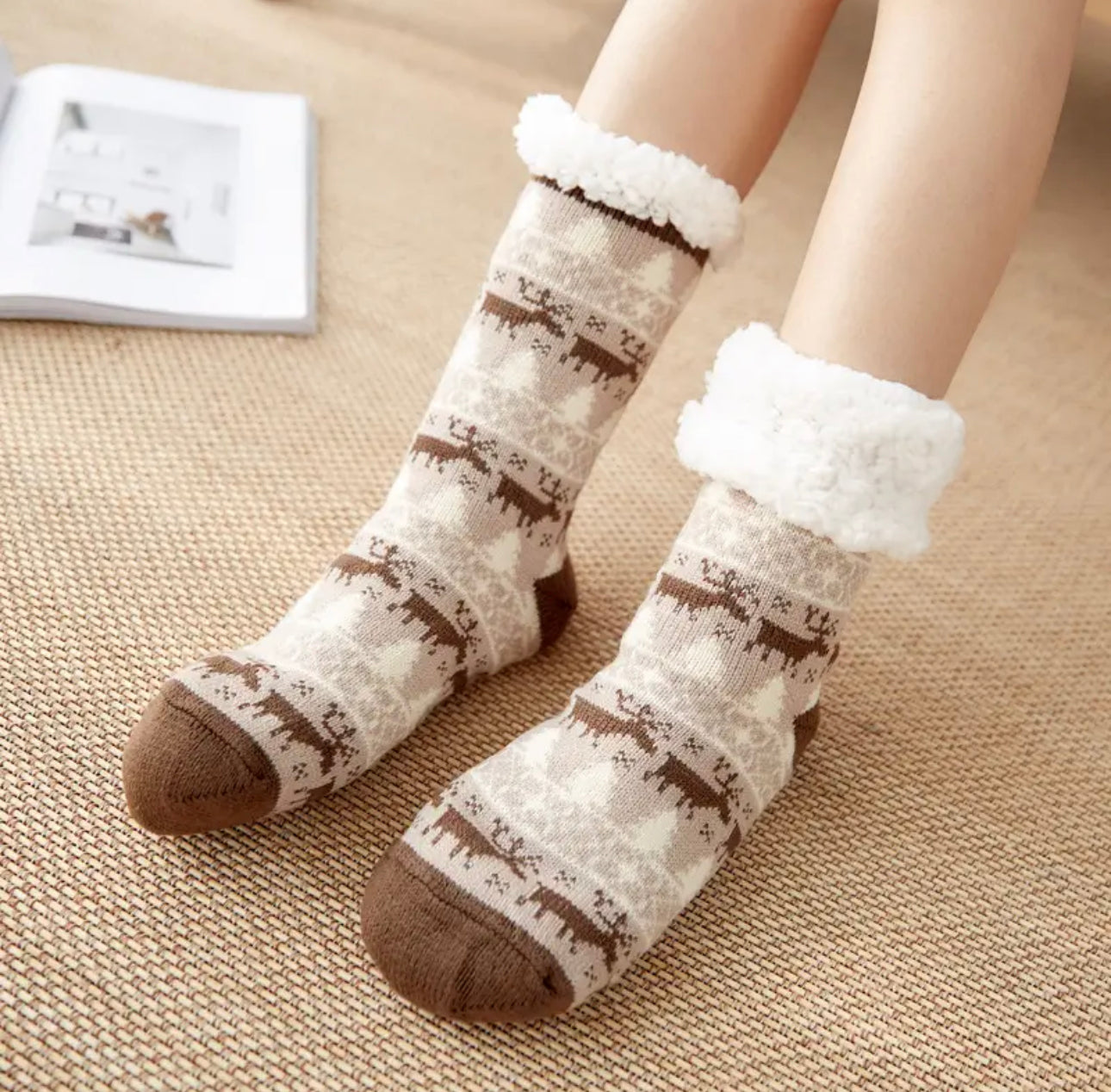 Dicke Fuzzy-Socken mit winterlichem Design