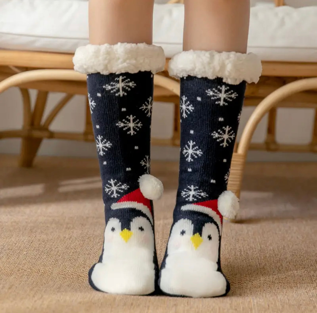 Dicke Fuzzy-Socken mit winterlichem Design