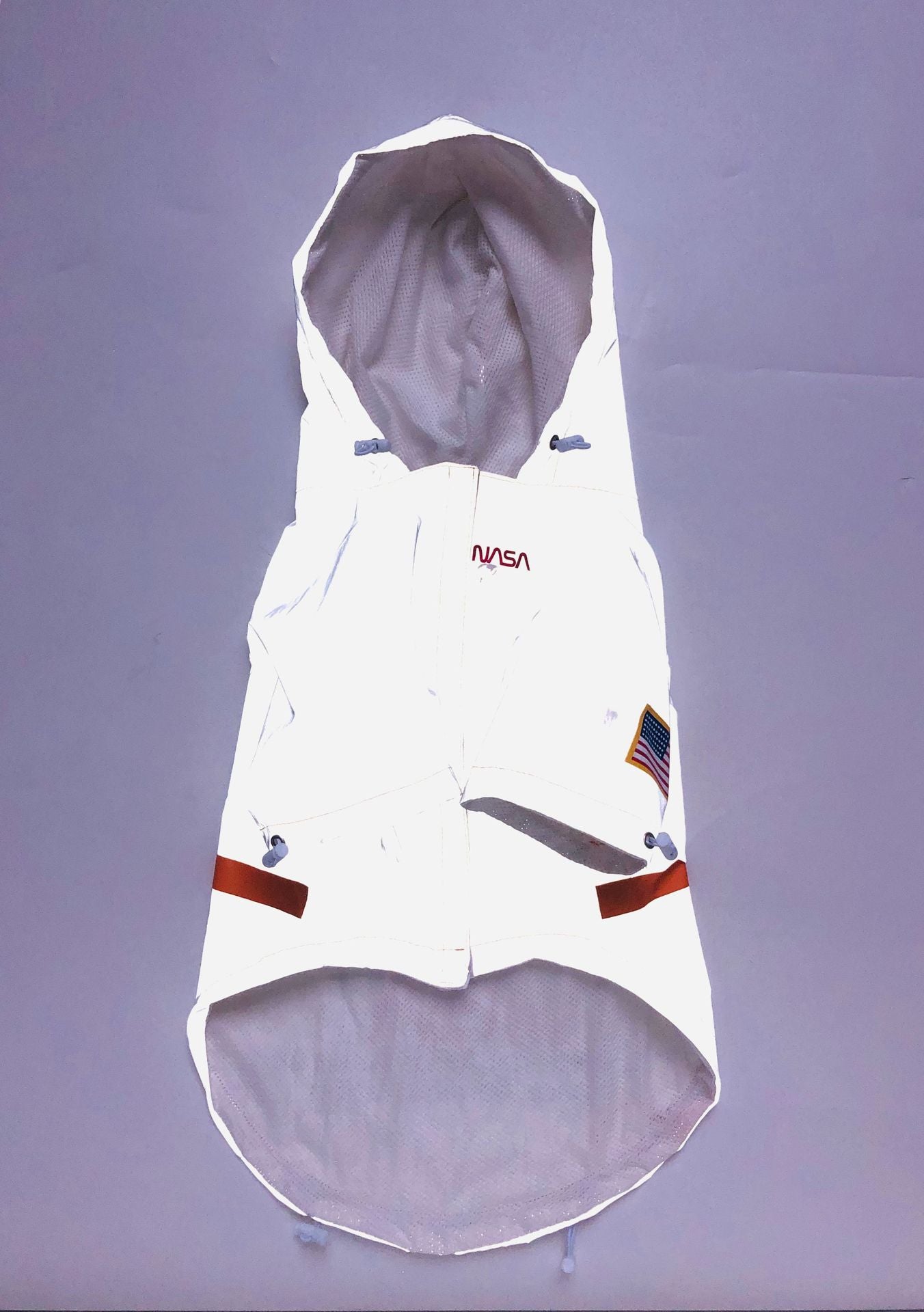 In unserem luxuriösen Regenmantel sieht Ihr Hund aus wie ein echter Astronaut - bereit für Weltraumspaziergänge und Spaziergänge im Regen! 🌧️🐾 #LuxusHundekleidung #Hundebekleidung #SpaceSuit #HundeKostüm