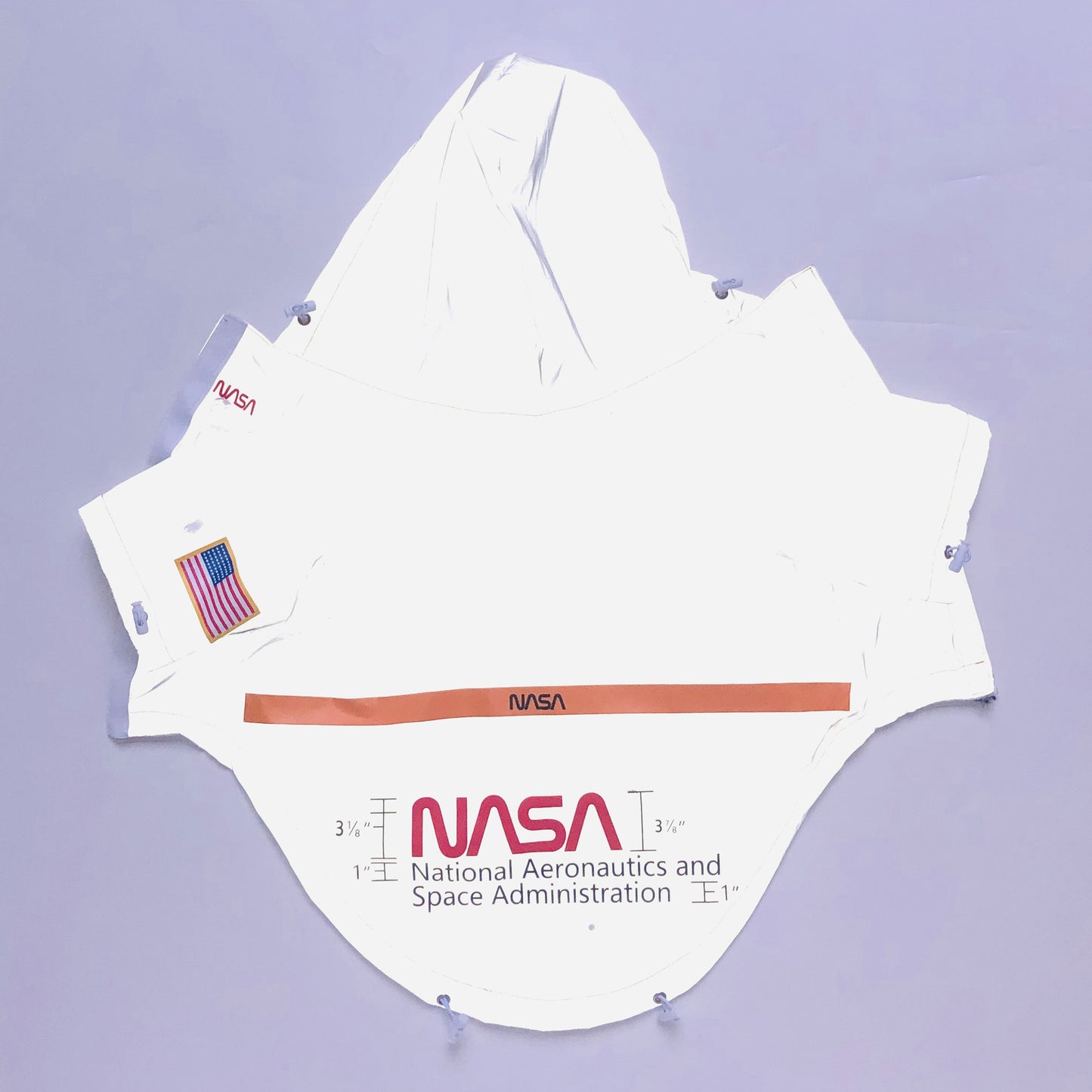 Ein glücklicher Hund trägt stolz unseren NASA Reflective Space Suit Hundemantel - stilvoll und funktional für jedes Abenteuer! 🚀🌟🐶 #Hundemantel #NASA #Reflektierend #HundeMode
