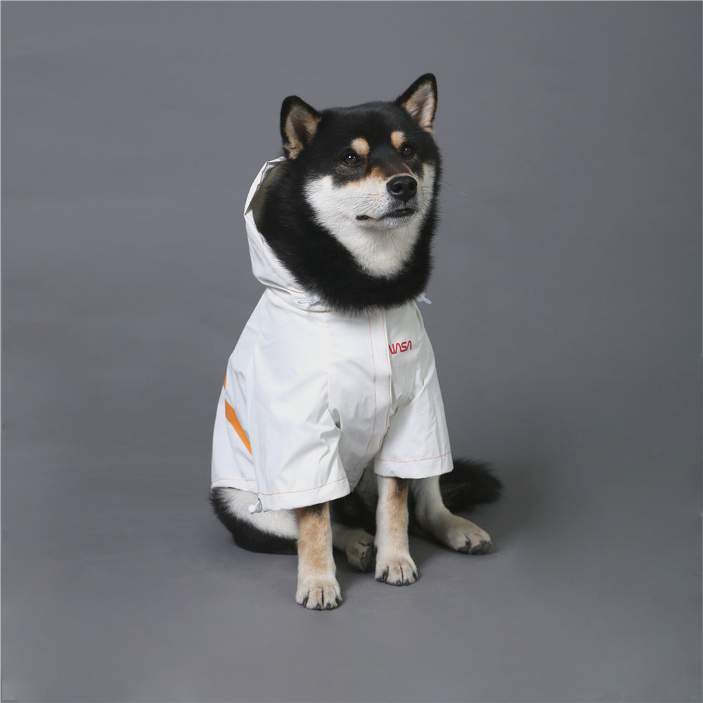 In unserem luxuriösen Regenmantel sieht Ihr Hund aus wie ein echter Astronaut - bereit für Weltraumspaziergänge und Spaziergänge im Regen! 🌧️🐾 #LuxusHundekleidung #Hundebekleidung #SpaceSuit #HundeKostüm