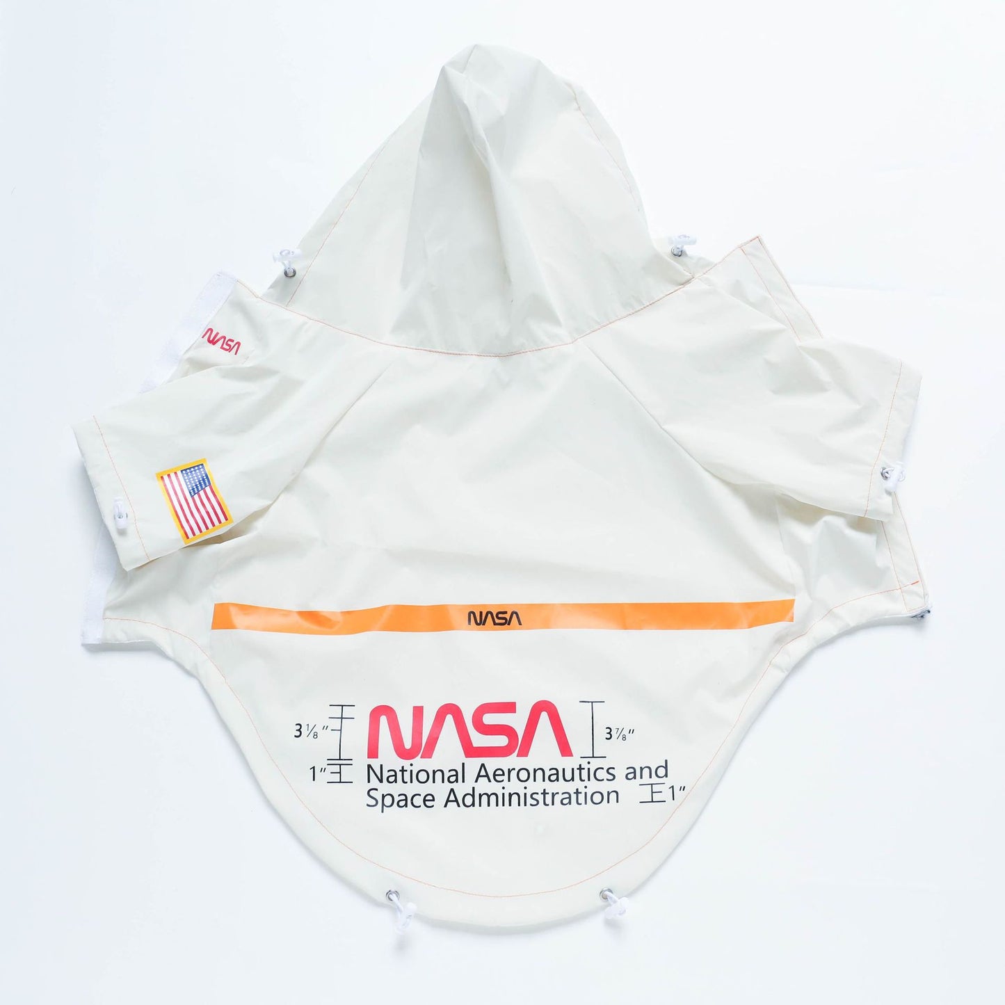 Ein glücklicher Hund trägt stolz unseren NASA Reflective Space Suit Hundemantel - stilvoll und funktional für jedes Abenteuer! 🚀🌟🐶 #Hundemantel #NASA #Reflektierend #HundeMode