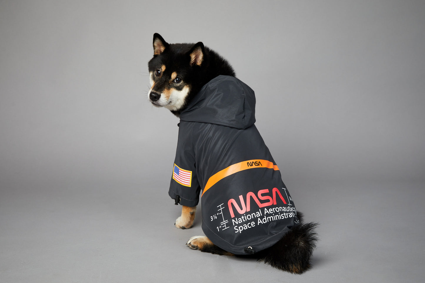 In unserem luxuriösen Regenmantel sieht Ihr Hund aus wie ein echter Astronaut - bereit für Weltraumspaziergänge und Spaziergänge im Regen! 🌧️🐾 #LuxusHundekleidung #Hundebekleidung #SpaceSuit #HundeKostüm