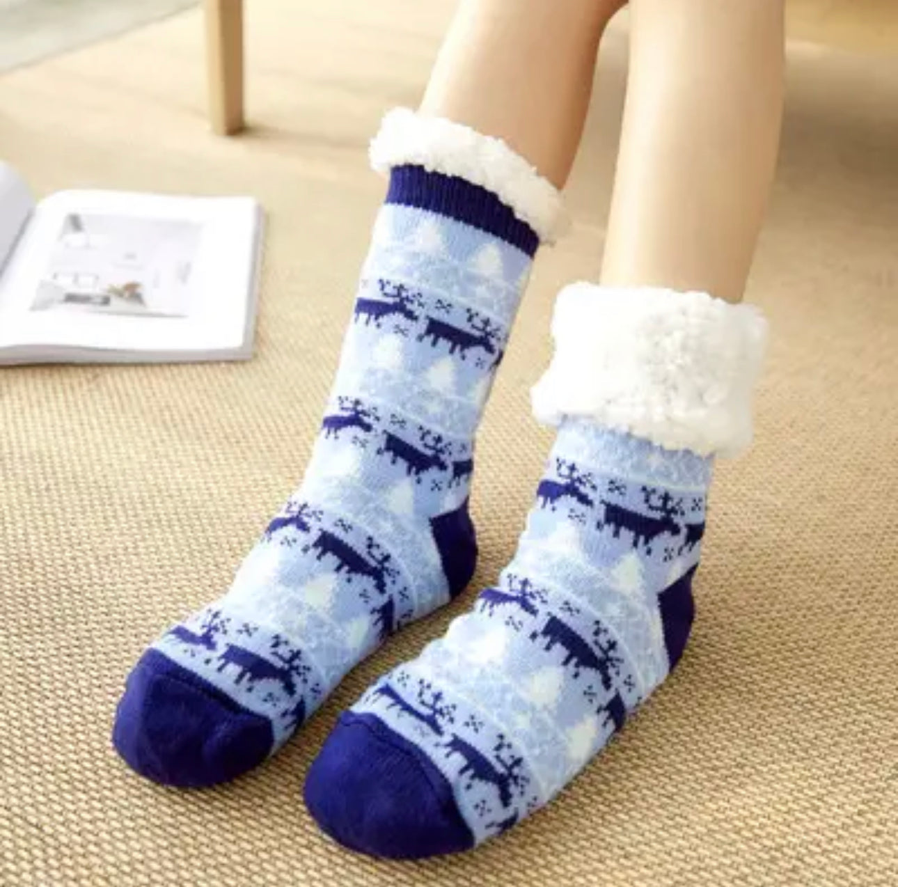 Dicke Fuzzy-Socken mit winterlichem Design