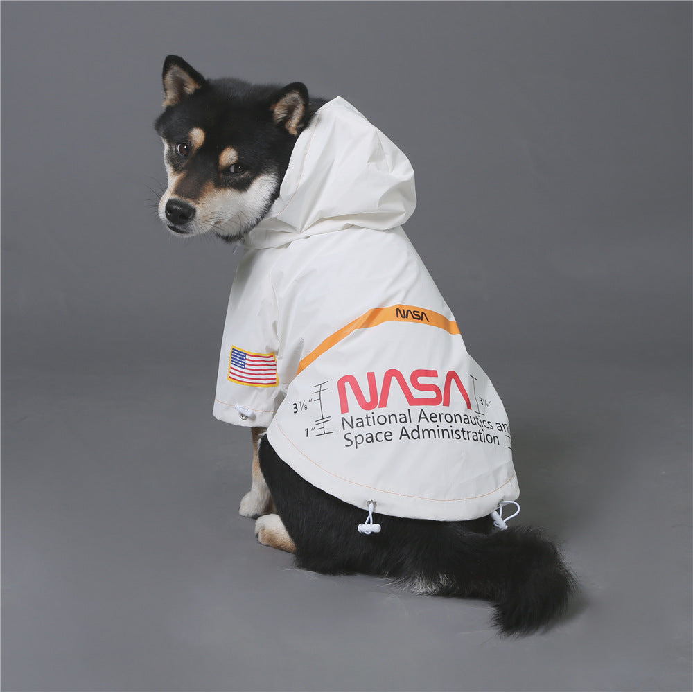 Ein glücklicher Hund trägt stolz unseren NASA Reflective Space Suit Hundemantel - stilvoll und funktional für jedes Abenteuer! 🚀🌟🐶 #Hundemantel #NASA #Reflektierend #HundeMode